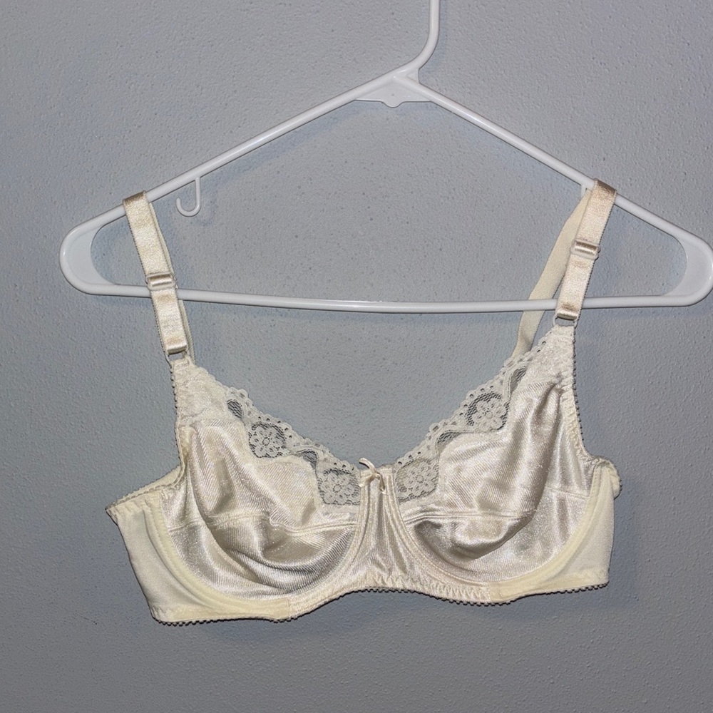 vintage, Elegant Cream silk & Lace Bra